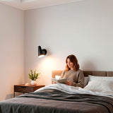 Distribución de luz puntual de acento sobre cabecera en dormitorio de estilo minimalista.