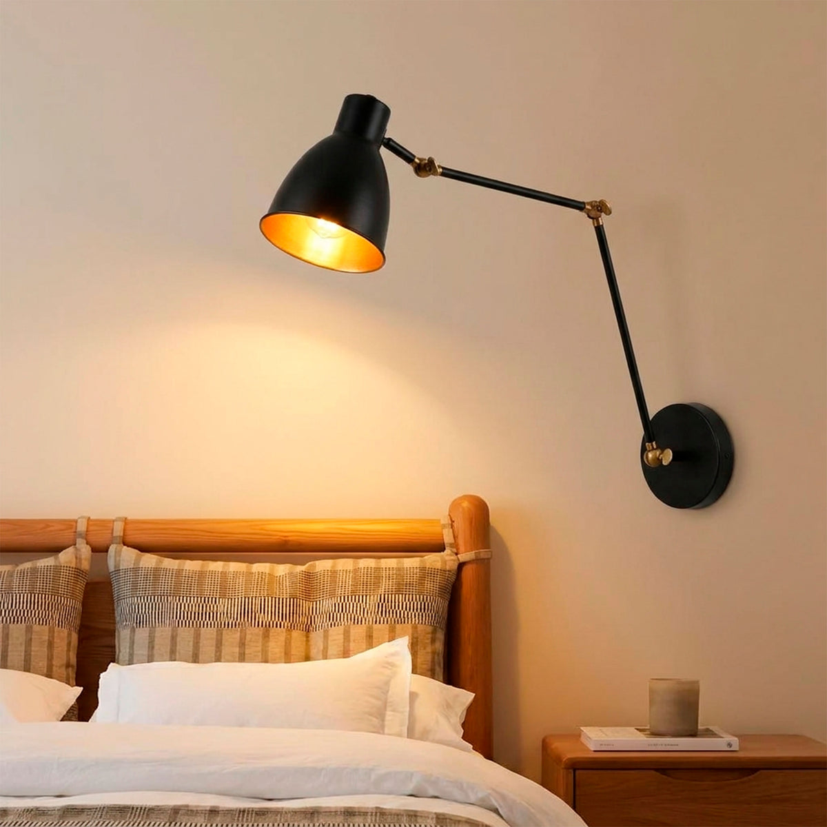 Punto de luz focal directo sobre mesa de noche que resalta acabados premium en interiorismo.
