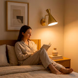 Luz puntual direccional para lectura en dormitorio que promueve la ergonomía visual y relajación.