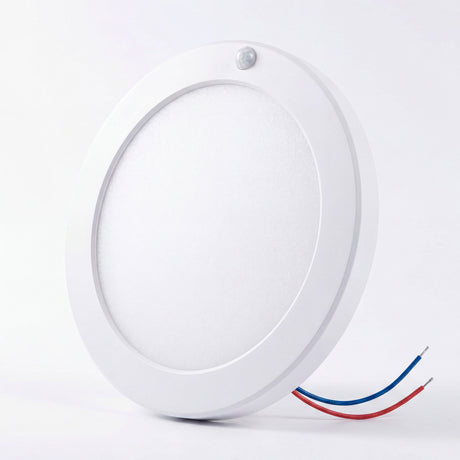 Plafón circular de diseño minimalista con chasis blanco y cables para conexión a red eléctrica nacional.