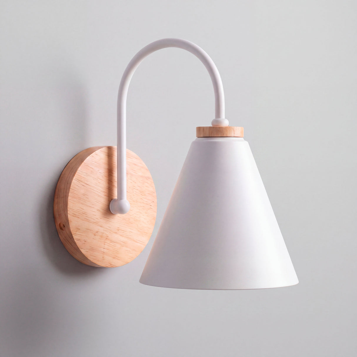 Aplique de pared con brazo curvo blanco mate, pantalla cónica y florón de madera para arquitectura contemporánea.