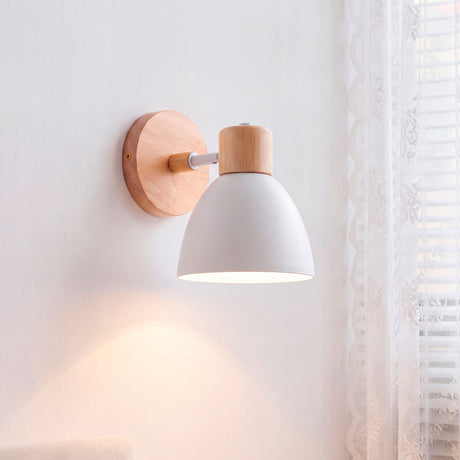 Aplique orientable con acabado blanco mate y base de madera natural para proyectos de arquitectura contemporánea.