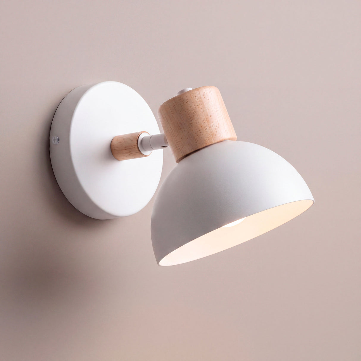 Aplique orientable con acabado blanco mate y madera para proyectos de arquitectura contemporánea.