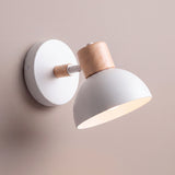 Aplique orientable con acabado blanco mate y madera para proyectos de arquitectura contemporánea.