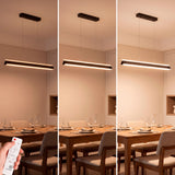 Luminaria lineal suspendida en salón con techos foseados y diseño de interiores contemporáneo.