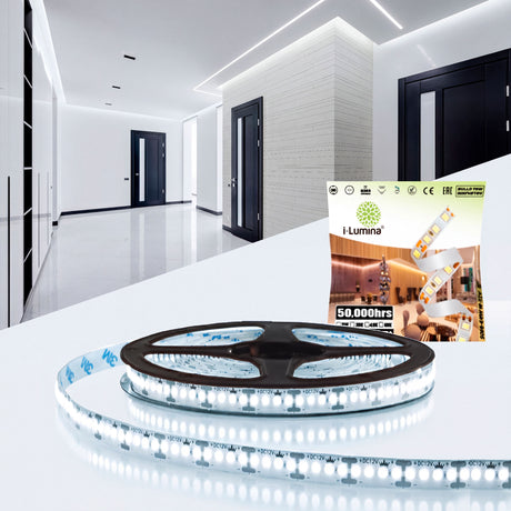 Iluminación lineal integrada en techos y muros de pasillo minimalista con empaque comercial premium.