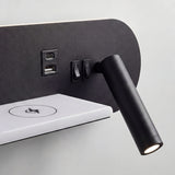 Detalle de puertos USB y base de carga Qi integrada en luminaria de diseño contemporáneo.