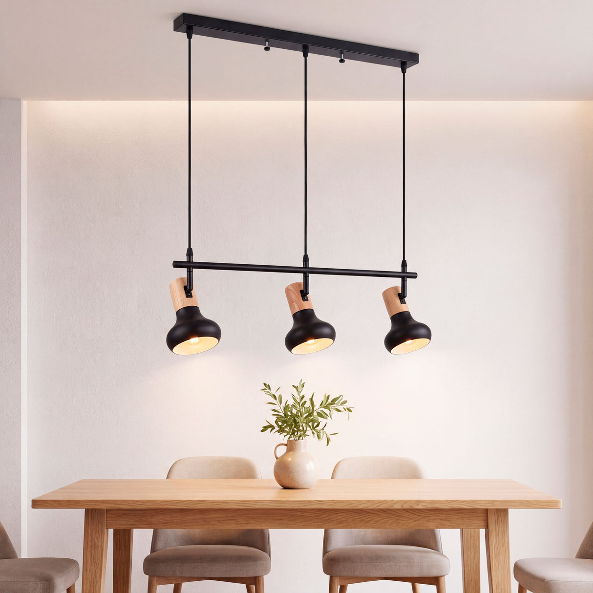 Luminaria colgante con tres luces orientables sobre mesa de comedor para proyectos de arquitectura contemporánea.