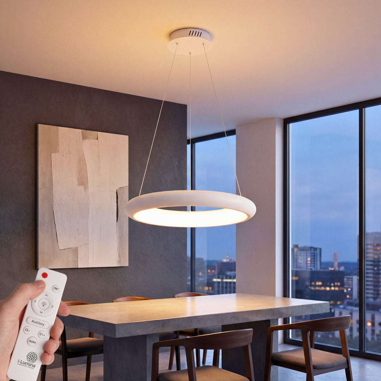 Luminaria circular LED blanca suspendida sobre mesa de comedor de diseño con control remoto manual.