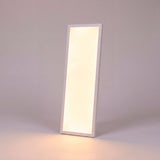 Plafón modular rectangular de alta eficiencia lumínica emitiendo luz intermedia para falsos techos de oficinas modernas.