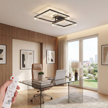 Plafón LED de diseño cuadrado negro iluminando un despacho de cristal con estética minimalista.