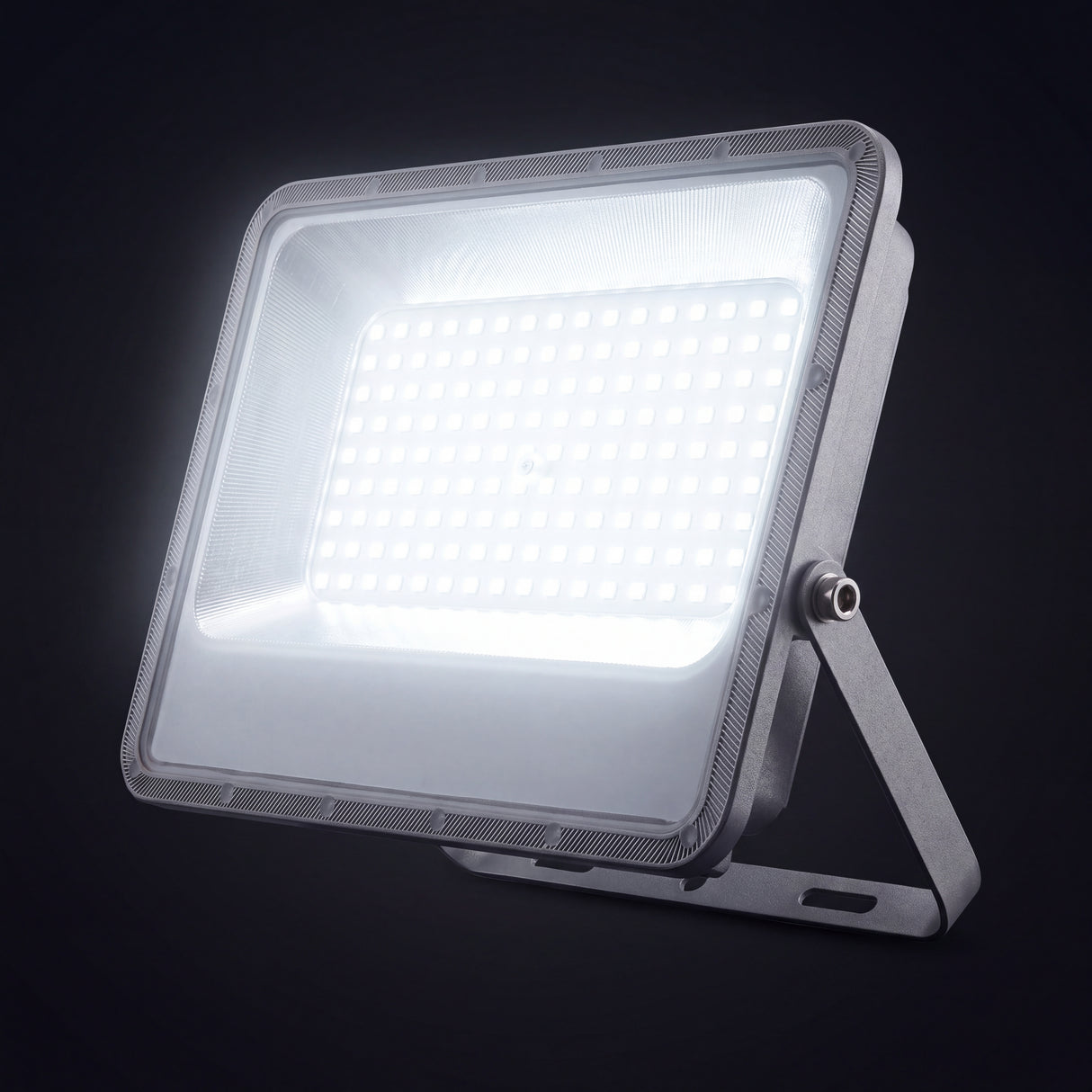 Proyector encendido en plano medio que destaca la distribución simétrica de sus diodos internos.