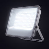 Proyector encendido en plano medio que destaca la distribución simétrica de sus diodos internos.