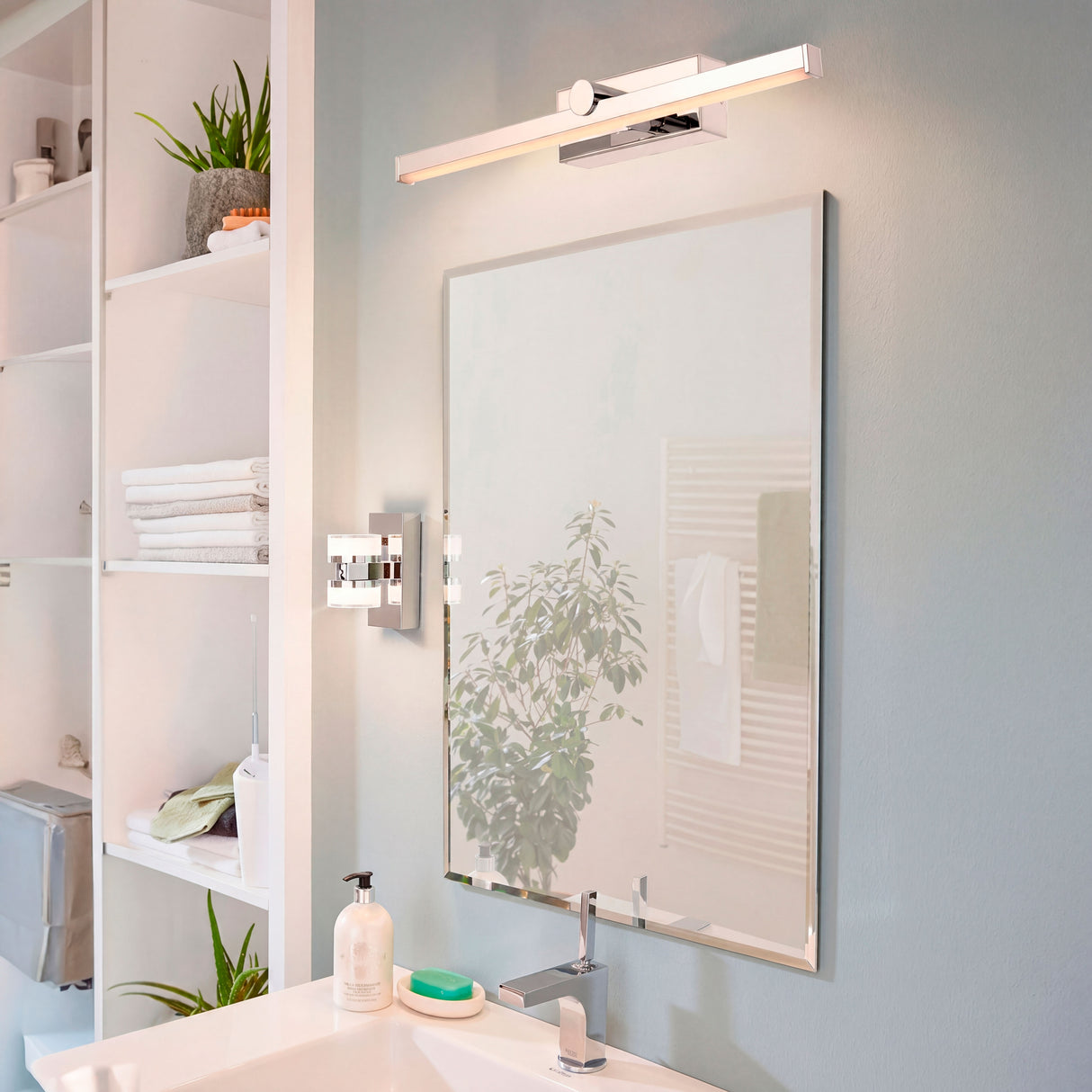 Aplique LED plata de 12W sobre espejo rectangular en baño contemporáneo con luz neutra.