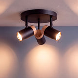 Haz de luz directo y focalizado proyectado hacia superficies interiores.