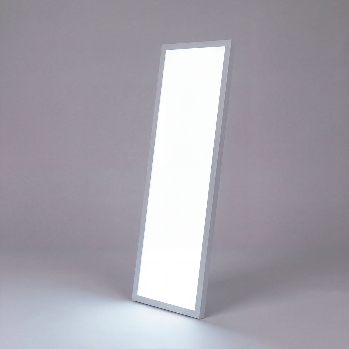 Plafón modular rectangular de alta eficiencia lumínica emitiendo luz blanca pura para falsos techos en proyectos modernos.