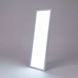 Plafón modular rectangular de alta eficiencia lumínica emitiendo luz blanca pura para falsos techos en proyectos modernos.