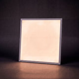 Plafón modular cuadrado de alta eficiencia lumínica emitiendo luz intermedia cálida en un chasis de aluminio pulido.