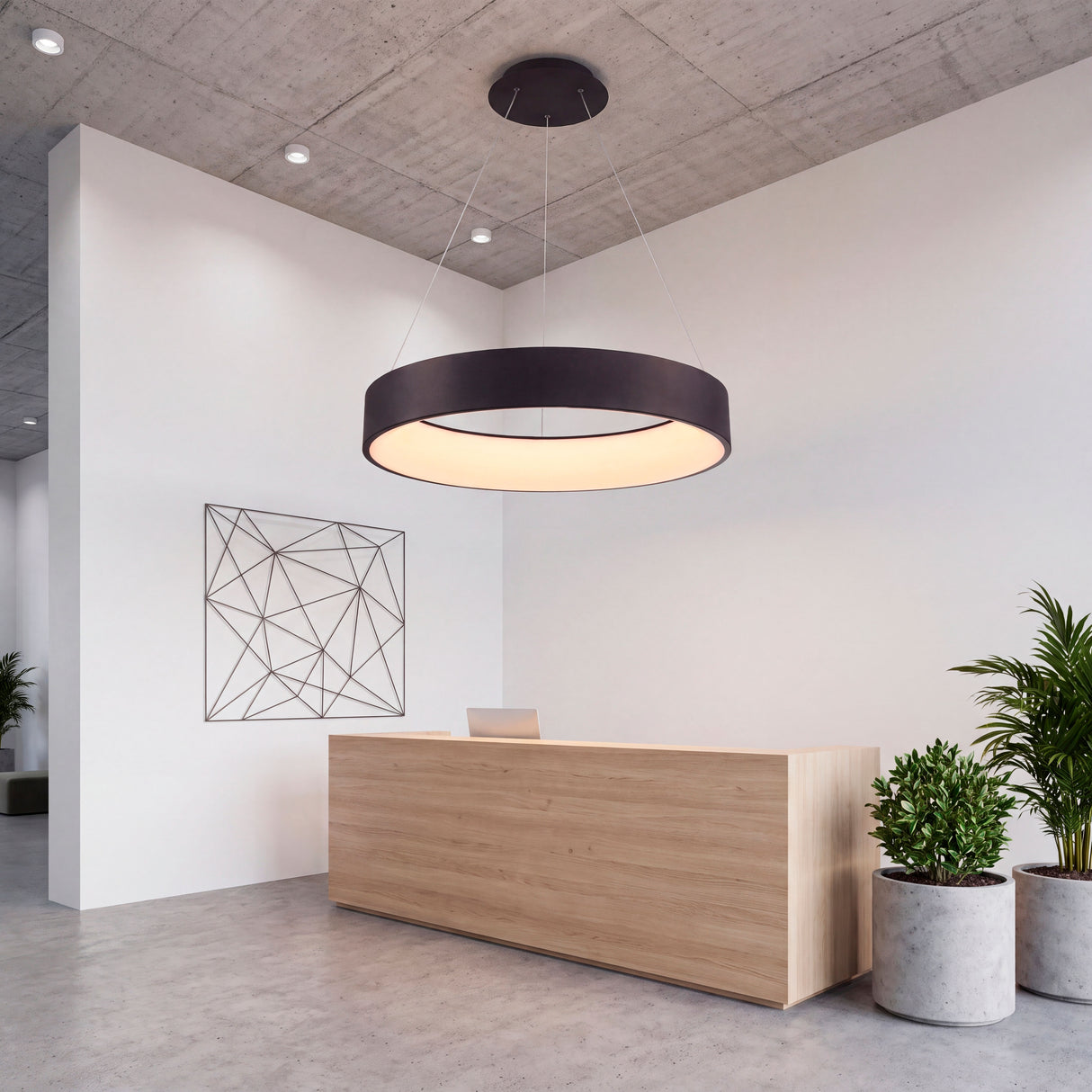 Instalación de perfil circular de gran formato sobre un mostrador en vestíbulo corporativo moderno.