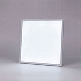 Panel modular cuadrado de alta eficiencia lumínica con marco de aluminio para falsos techos residenciales o comerciales.