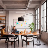 Diseño lumínico funcional mediante lámpara de arco industrial en un espacio de trabajo de concepto abierto.