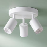 Plafón circular de tres focos orientables en blanco mate para proyectos de arquitectura contemporánea.