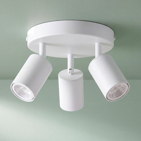 Plafón circular de tres focos orientables en blanco mate para proyectos de arquitectura contemporánea.