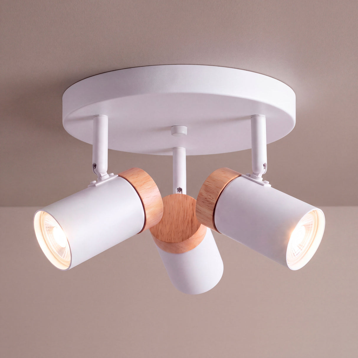 Plafón triple con cabezales blancos y detalles de madera natural sobre techo de superficie clara.
