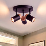 Plafón triple con detalles de madera instalado en techo blanco con iluminación cálida.