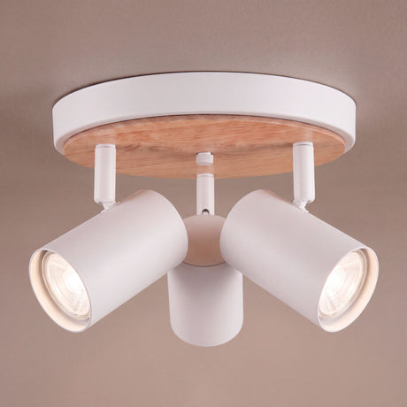 Plafón circular de sobreponer con tres focos orientables y disco decorativo en madera natural sobre techo claro.