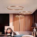 Luminaria circular triple integrada en un salón residencial que aporta eficiencia lumínica y acabados premium.