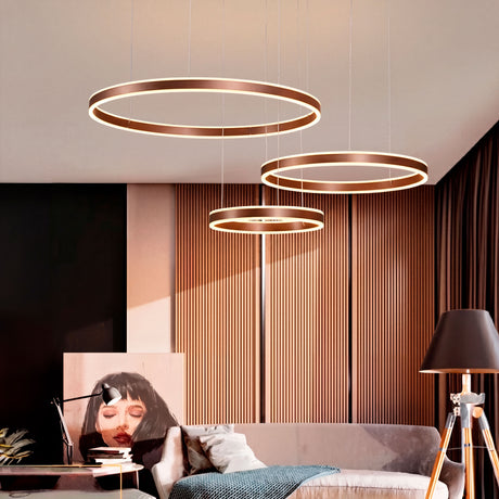 Luminaria circular triple integrada en un salón residencial que aporta eficiencia lumínica y acabados premium.