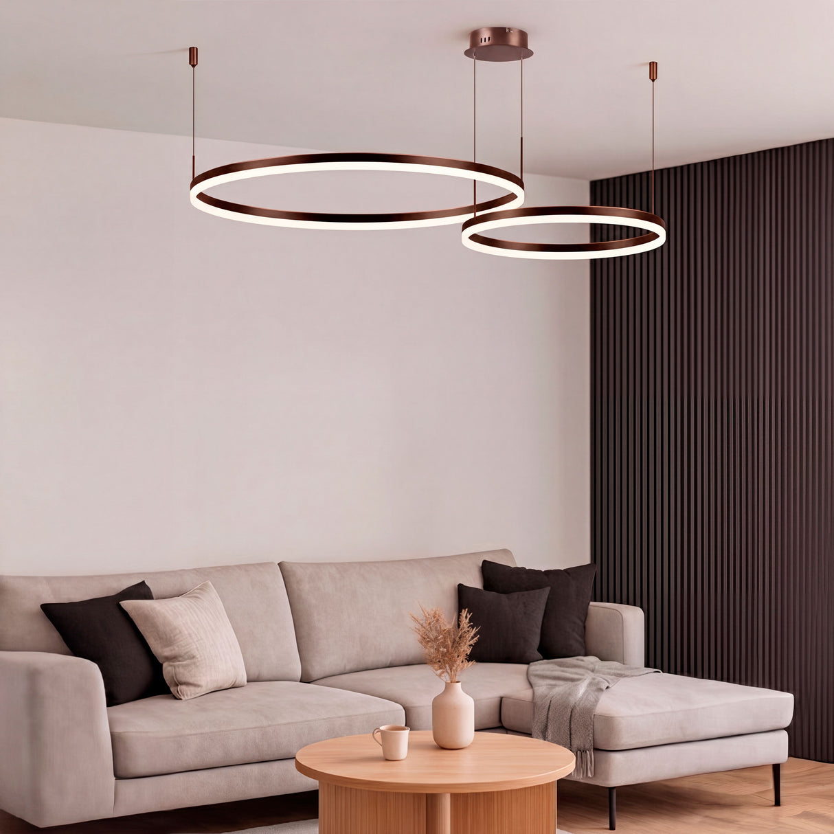 Luminaria circular LED en salón contemporáneo que aporta eficiencia lumínica y acabados premium.