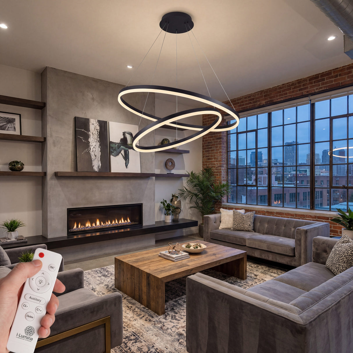 Lámpara colgante de tres aros negros en salón contemporáneo con techos altos y diseño industrial.