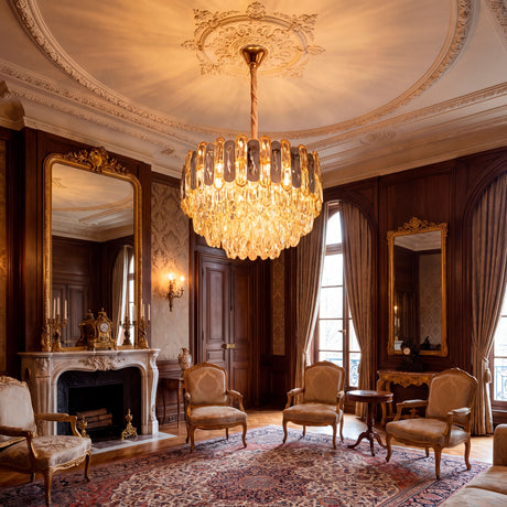 Luminaria colgante de lujo con prismas de cristal y estructura dorada en salón de arquitectura clásica francesa.