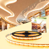 Proyecto de arquitectura contemporánea con líneas de luz indirecta y bobina flexible sobre un mostrador.