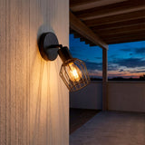 Iluminación de sobreponer para pared exterior techada que brinda distinción y calidez al porche.