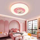 Lámpara de castillo rosa en dormitorio de diseño con arcos y mobiliario clásico-moderno.