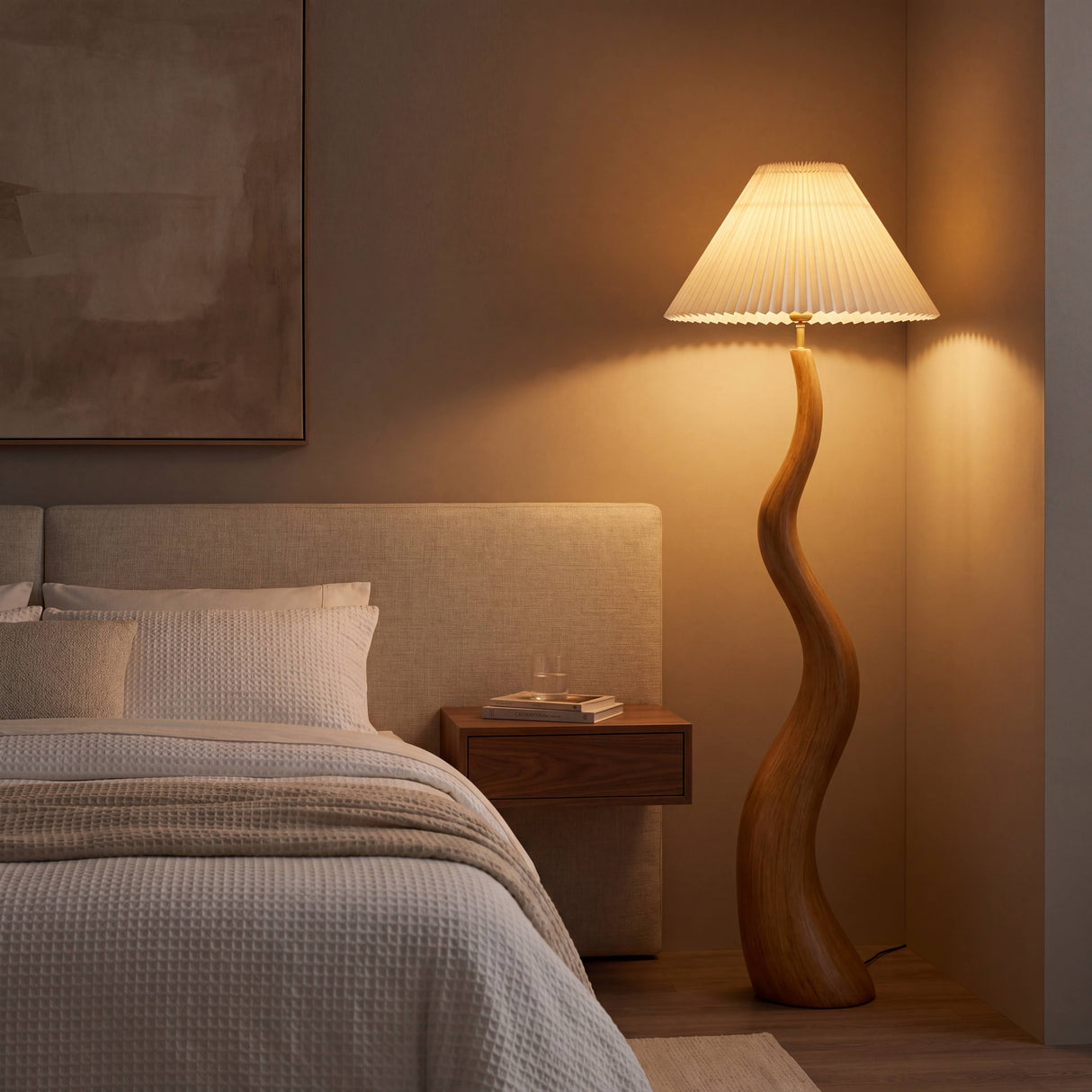 Luz de ambiente relajante en dormitorio minimalista mediante lámpara de pie de líneas curvas y pantalla clásica.
