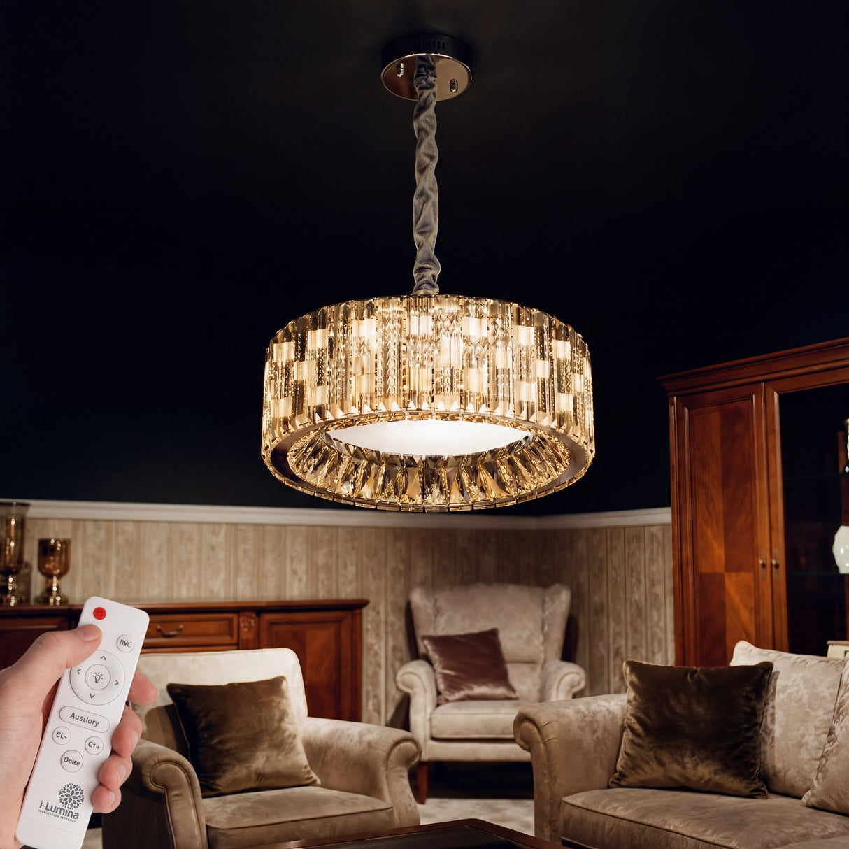Ambiente de luz mínima regulada por control remoto en zona de relax con sofás de cuero.