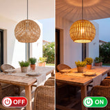Comparativa de encendido (On/Off) de la lámpara Nicole en una mesa exterior de madera.
