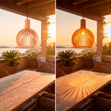 Comparativa de luz día y noche de la lámpara de madera natural en una mesa exterior.