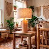 Lámpara de mesa en rincón de madera rústica con decoración de macramé y luz ambiental.