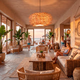 Lámpara Harumi en sala de estar estilo mediterráneo con vistas al mar.