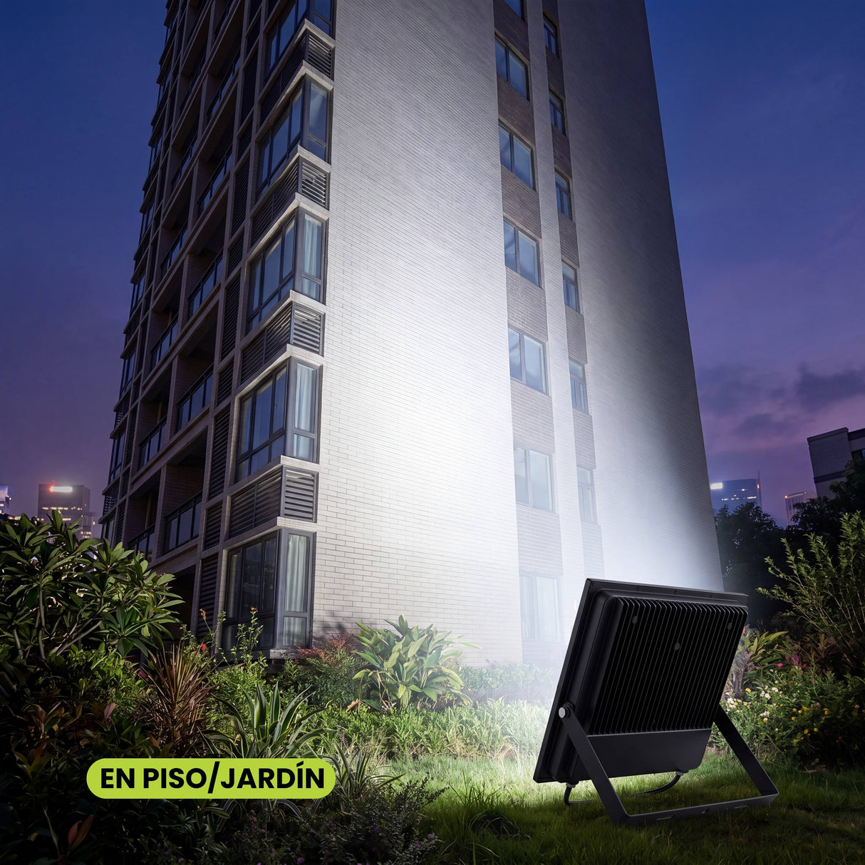 Proyección vertical de luz en la fachada de un edificio residencial de arquitectura contemporánea.