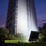Proyección vertical de luz en la fachada de un edificio residencial de arquitectura contemporánea.