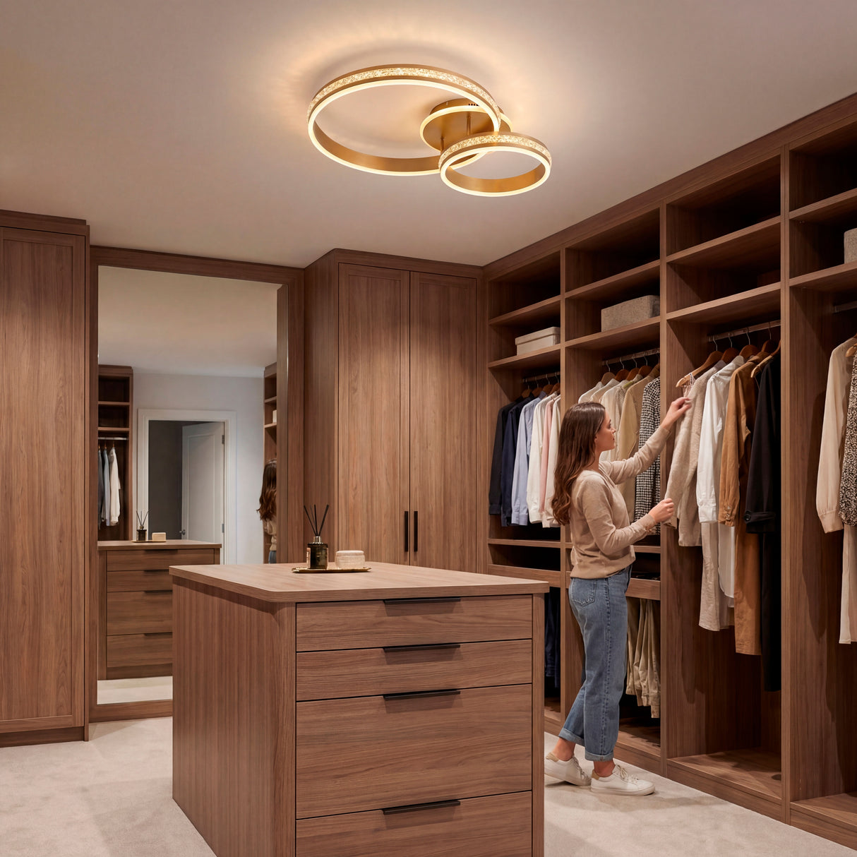 Solución lumínica para vestidor con armarios empotrados y tonos madera natural.