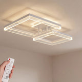 Sistema de iluminación de techo en vestidor moderno, resaltando colores y texturas de forma natural.