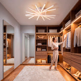 Lámpara de líneas cruzadas en vestidor amplio con iluminación integrada en armarios.