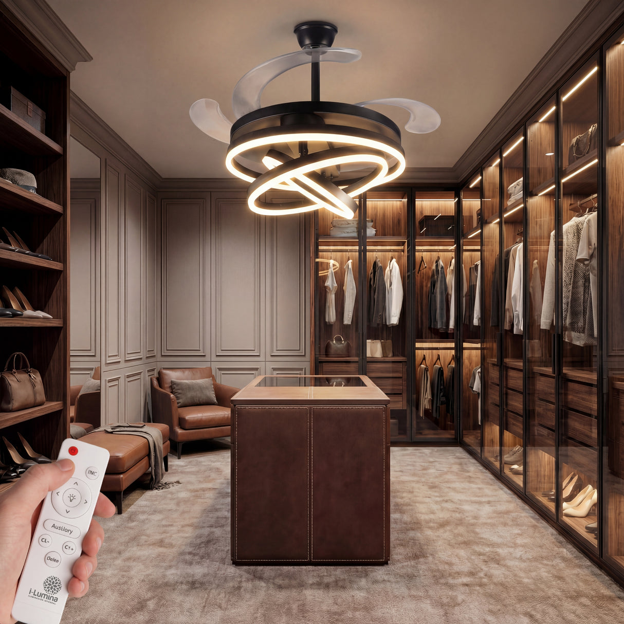 Lámpara ventilador instalada en un vestidor de lujo para mantener las prendas frescas.